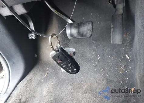 2014 Jeep Grand Cherokee Overland z USA, uszkodzony, nr VIN 1C4RJECGXEC198862